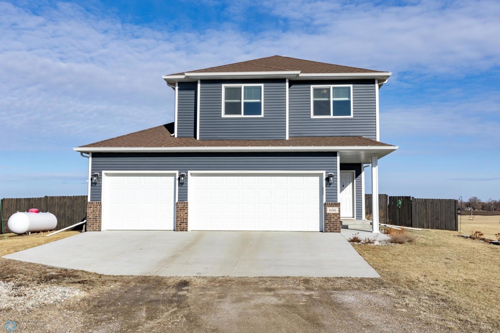 606 Sheyenne Dr, Wahpeton, ND 58075 - photo 1