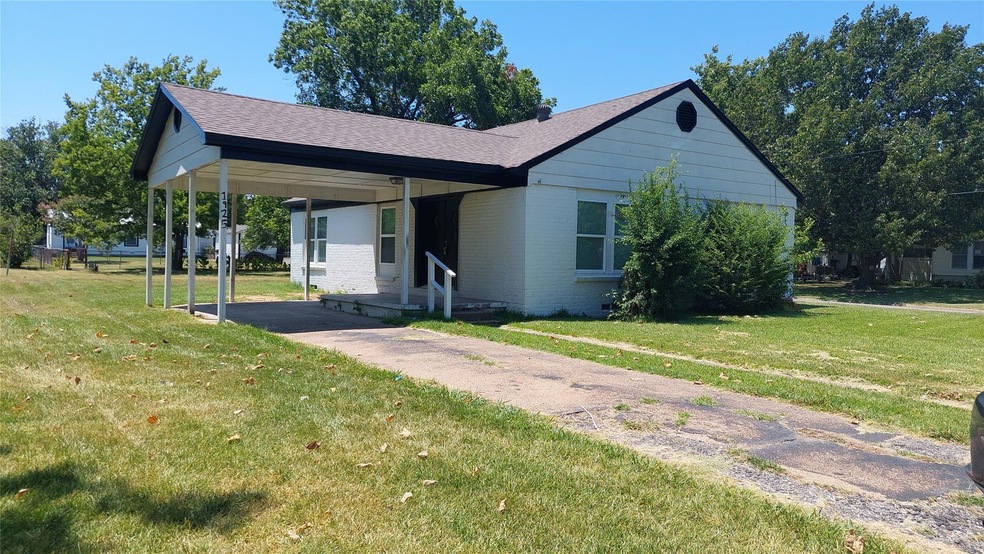 1925 Franklin Ave, Bonham, TX 75418 - photo 1