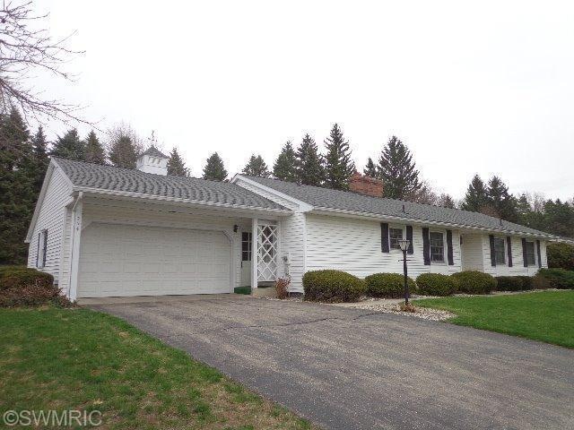 254 Ridgewood Ct, Ionia, MI 48846 - photo 1