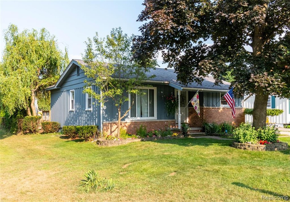 2518 21st Ave, Port Huron, MI 48060 - photo 1