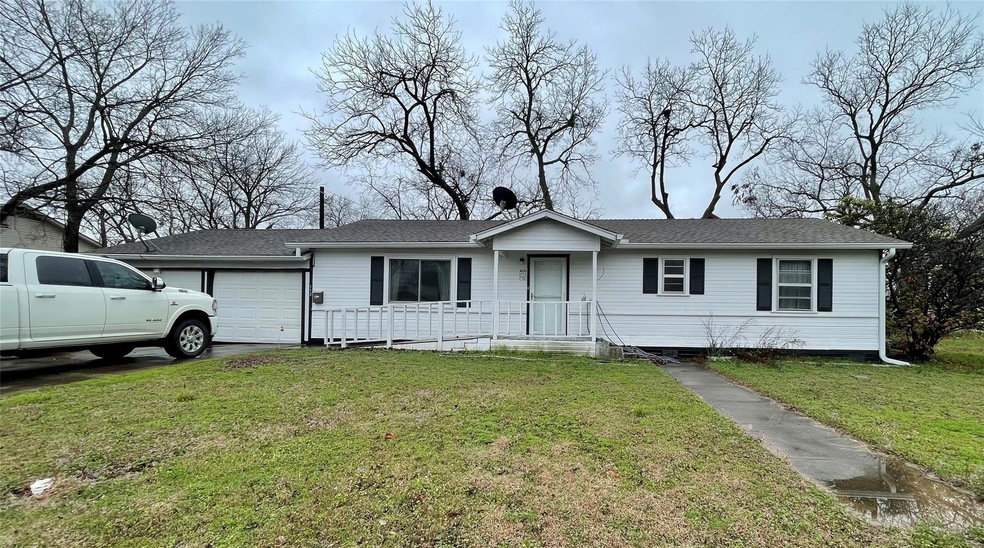 112 E 8th St, Bonham, TX 75418 - photo 1