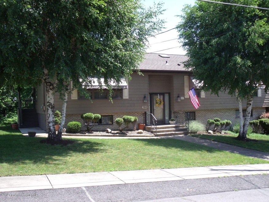 704 W Elm St, Scranton, PA 18504 - photo 1