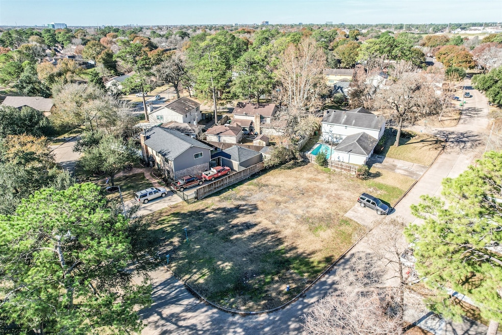 4902 Oak Shadows Dr, Houston, TX 77091 - photo 1