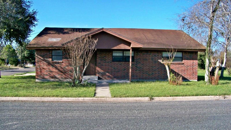 512 W Hutchinson St, Beeville, TX 78102 - photo 1