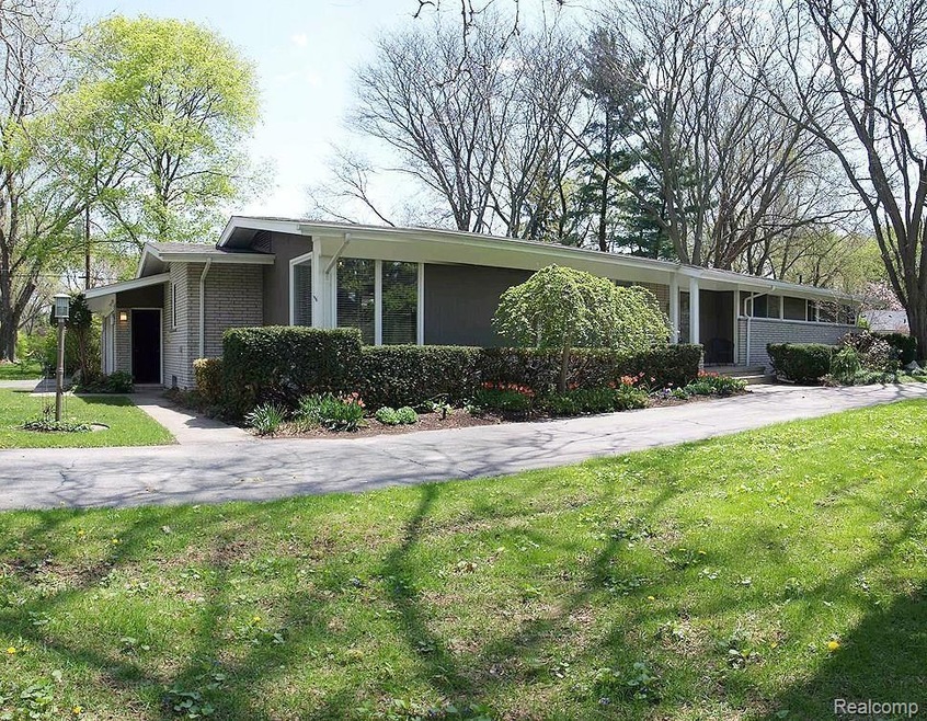 5649 Kolly Rd, Bloomfield Hills, MI 48301 - photo 1