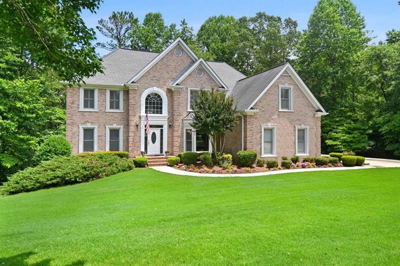 Beautiful curb appeal in Milton!