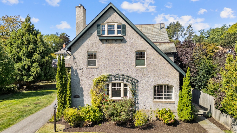 Under Contract $699,900