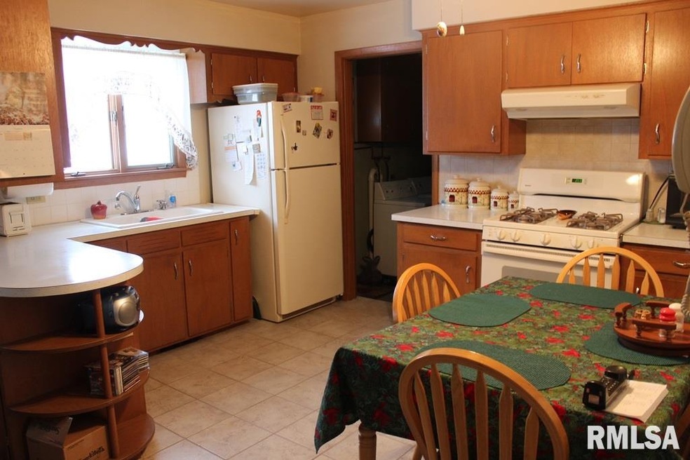 1556 W 29th St, Davenport, IA 52804 - photo 1