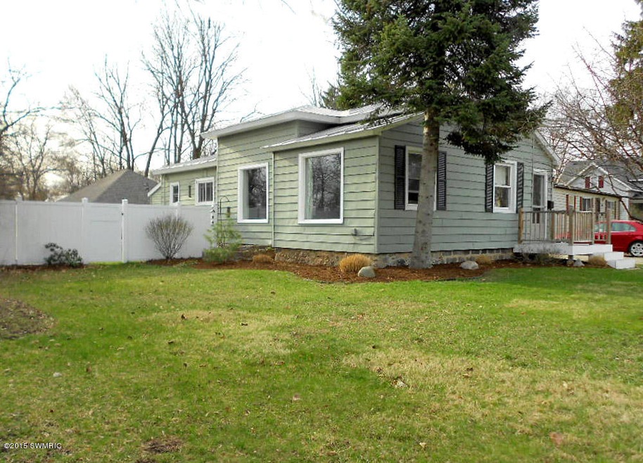 912 N Hudson St, Lowell, MI 49331 - photo 1