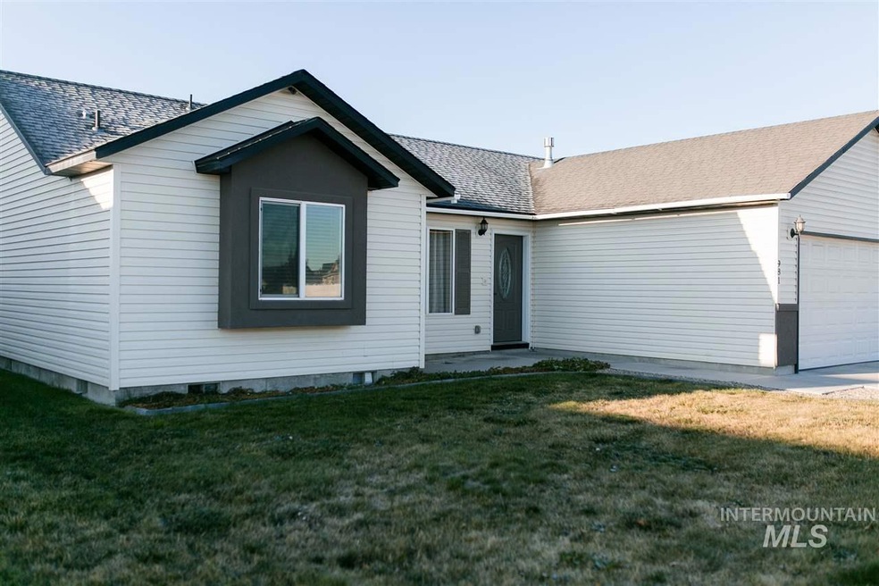 981 Zion St, Burley, ID 83318 - photo 1