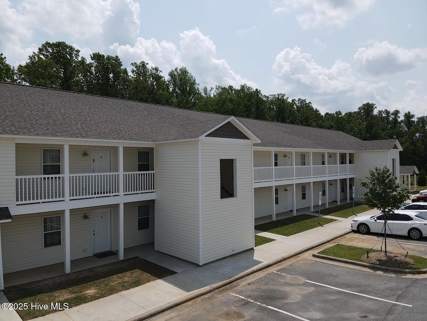 1150 Cross Creek Cir unit 11, Greenville, NC 27834 - photo 1