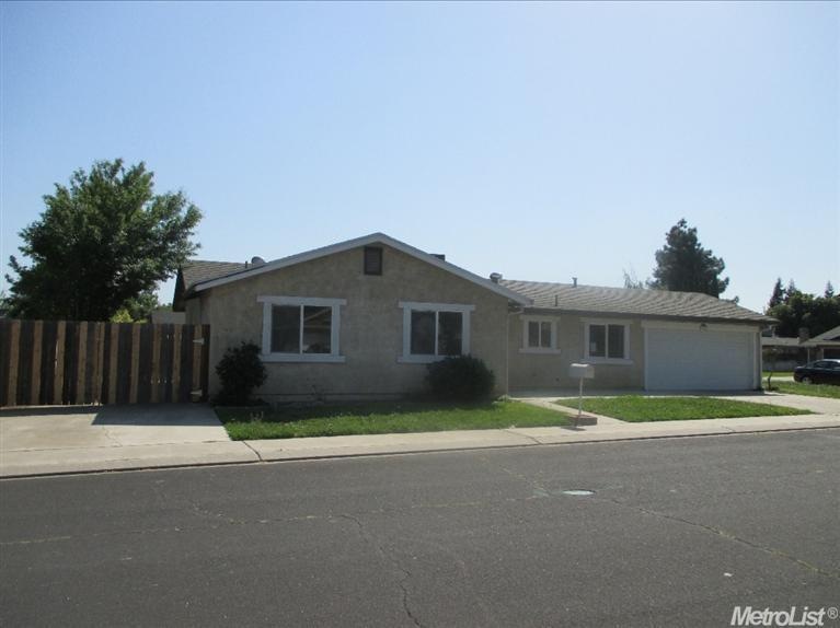 1084 Merced Way, Manteca, CA 95337 - photo 1