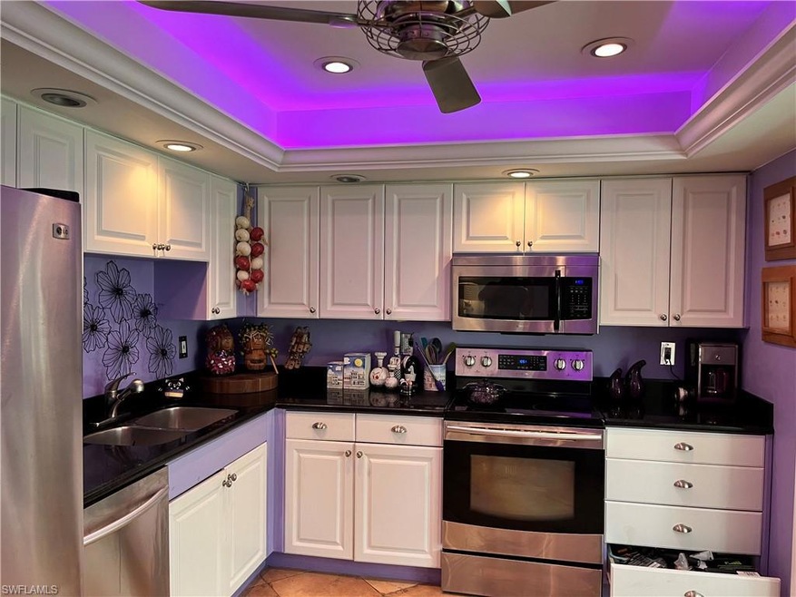 Redone in 2005 - cool Excellent kitchen