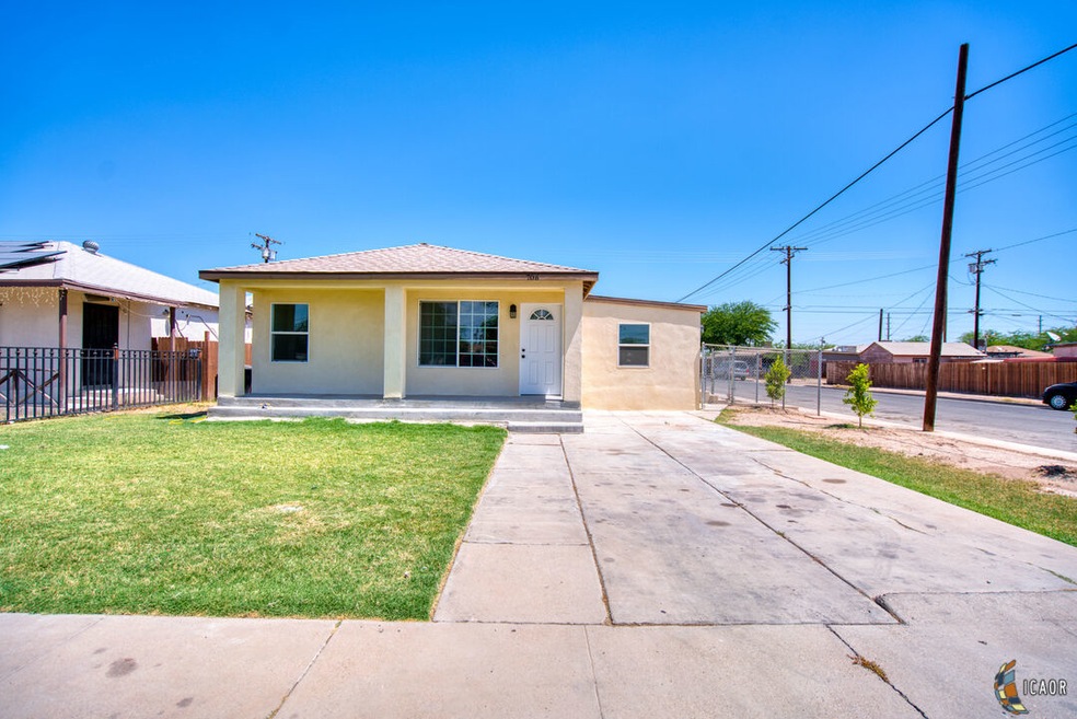 706 W Euclid Ave, El Centro, CA 92243 - photo 1