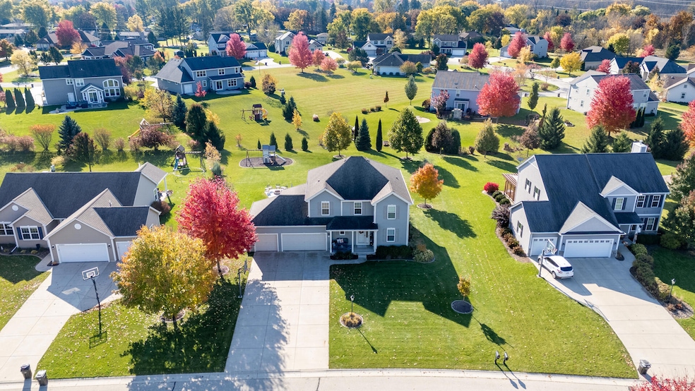 N42W22833 Beacon Ct, Pewaukee, WI 53072 - photo 1