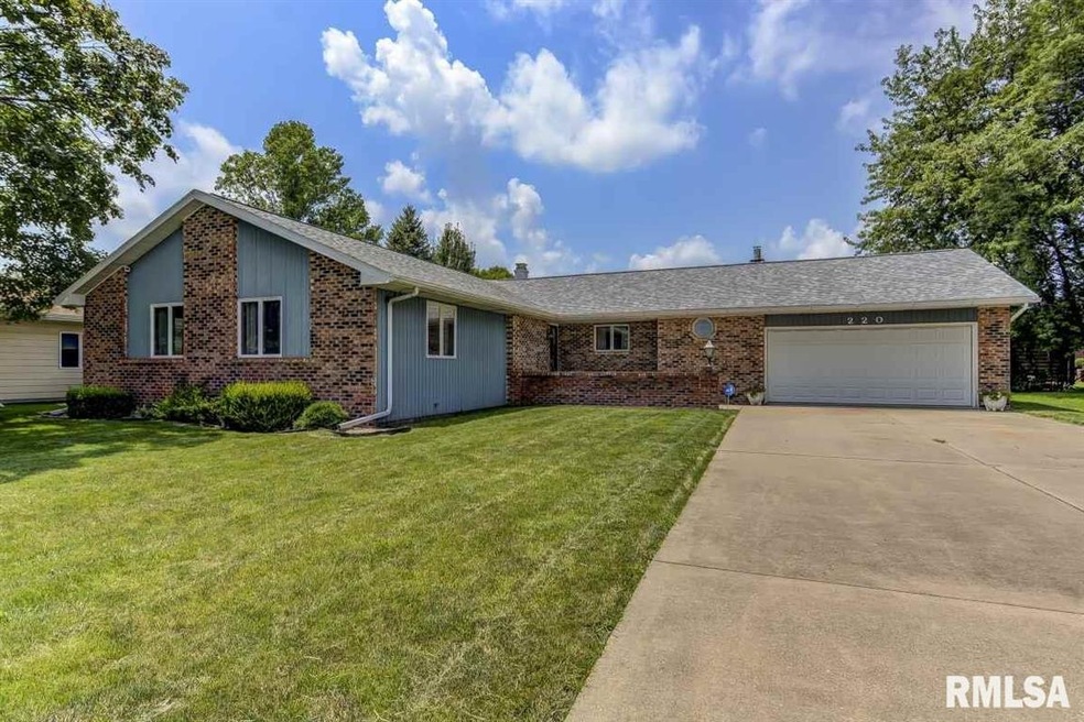 220 Crestwood Dr, Lincoln, IL 62656 - photo 1