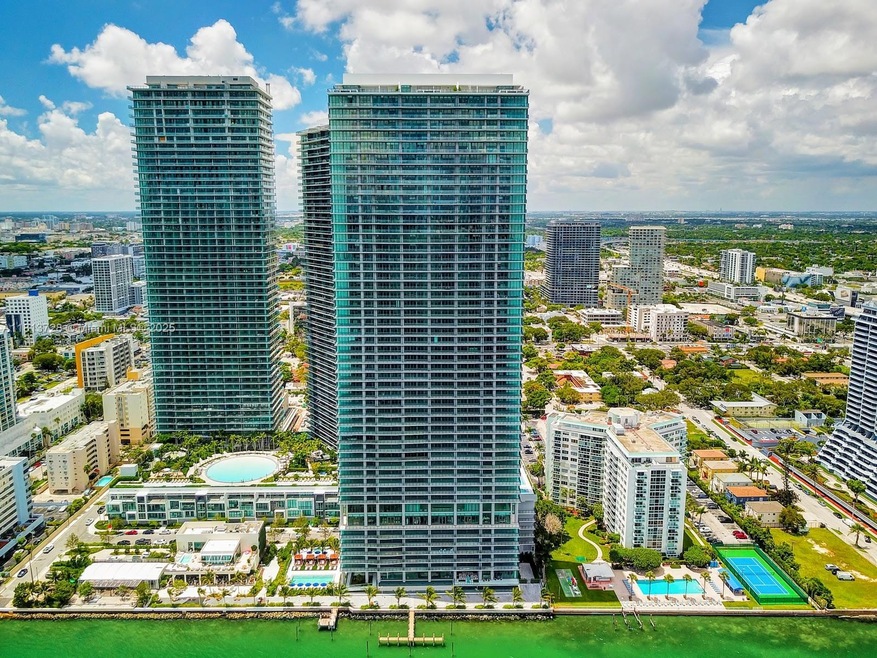 One Paraiso Preferred Tower directly on the Bay