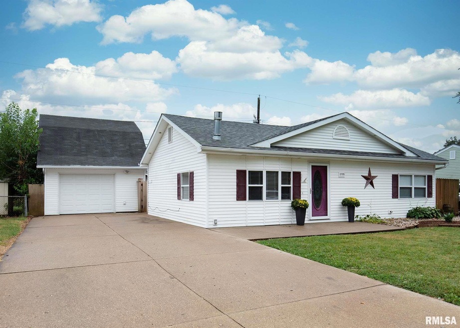 2705 W 67th St, Davenport, IA 52806 - photo 1