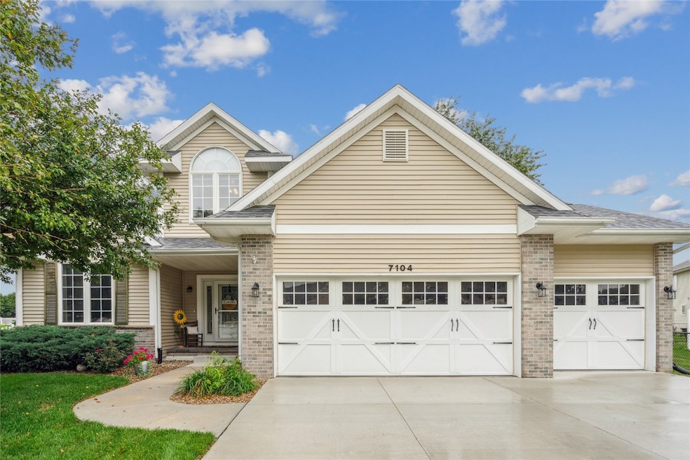7104 Doubletree Rd NE, Cedar Rapids, IA 52402 - photo 1