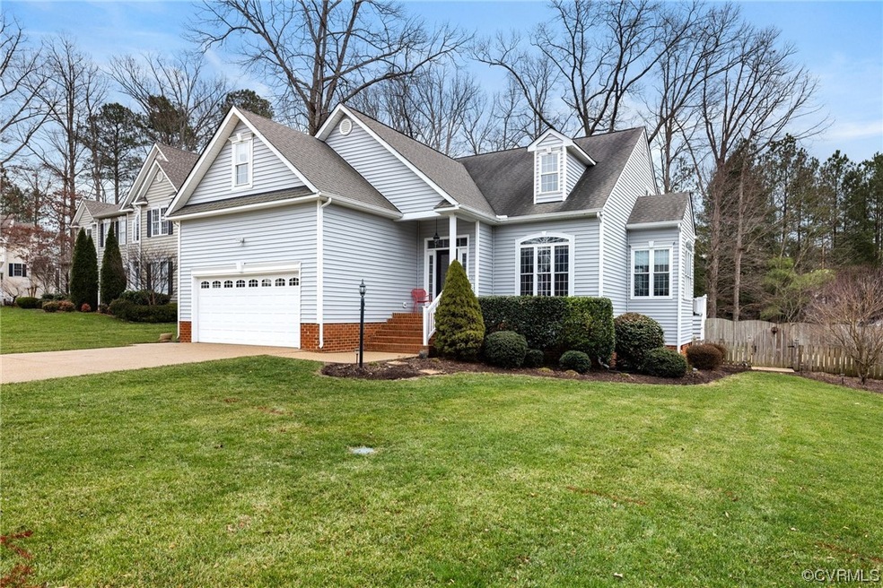 View of front facade featuring a front lawn and a