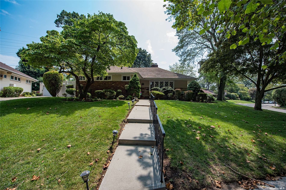 576 Mohawk Rd, West Hempstead, NY 11552 - photo 1