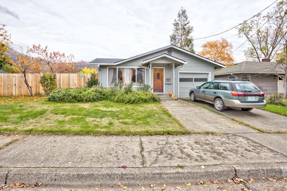 435 NE 11th St, Grants Pass, OR 97526 - photo 1