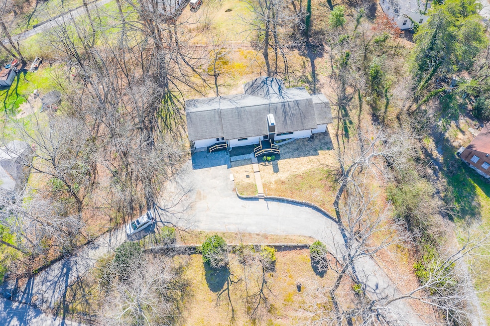 211 Lakeview Dr, Rossville, GA 30741 - photo 1