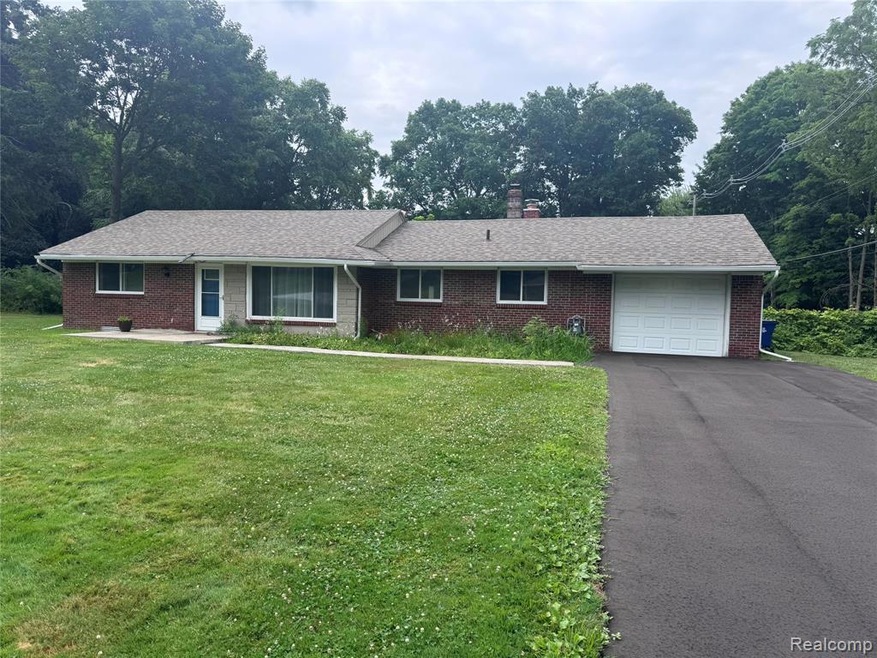 2479 Emerson Ave, Bloomfield Hills, MI 48302 - photo 1