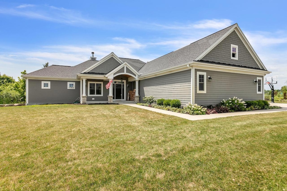 527 Meadow Breeze Ln, Grafton, WI