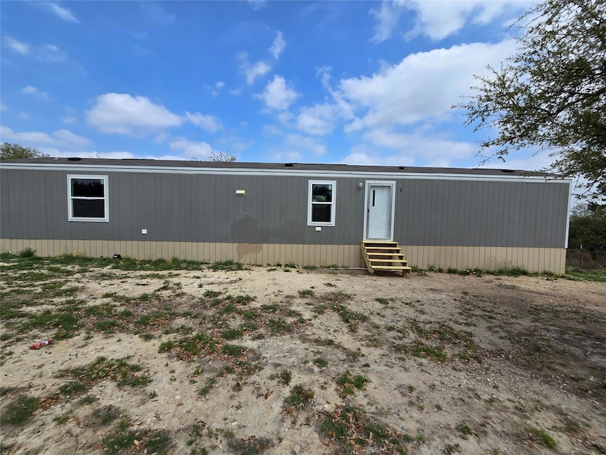 Manufactured / mobile home with entry steps