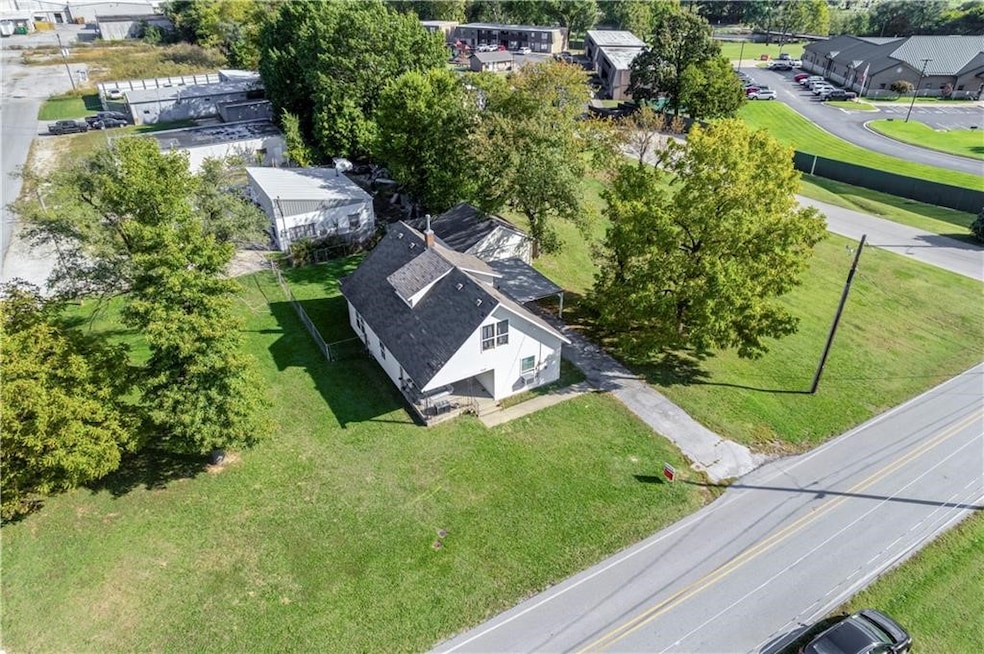 722 Oak Ave, Springdale, AR 72764 - photo 1