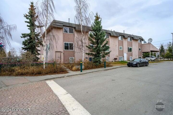 933 E 12th