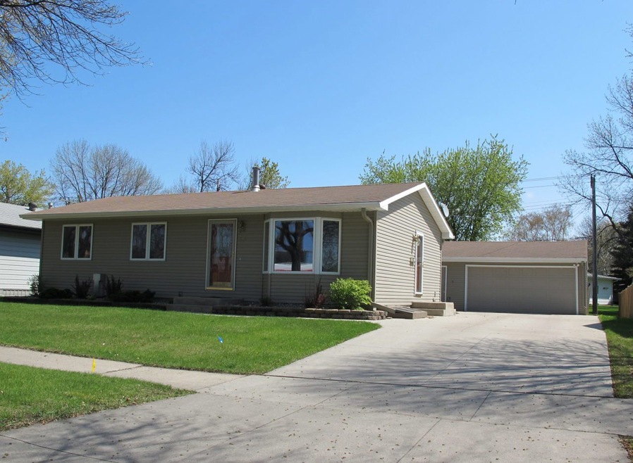 1915 S 20th St, Grand Forks, ND 58201 - photo 1