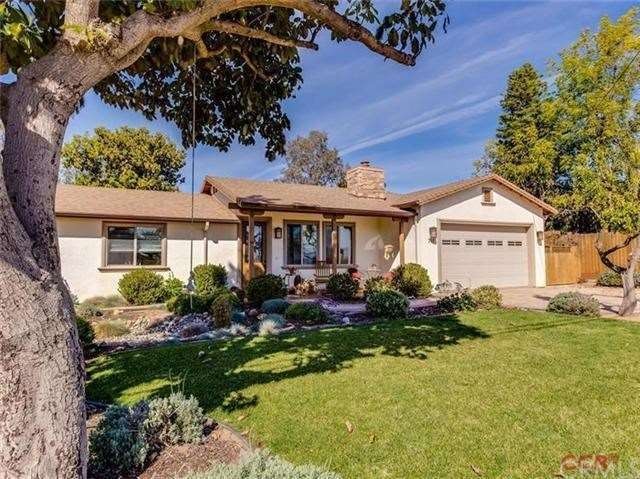 Great curb appeal with a stone driveway and front 