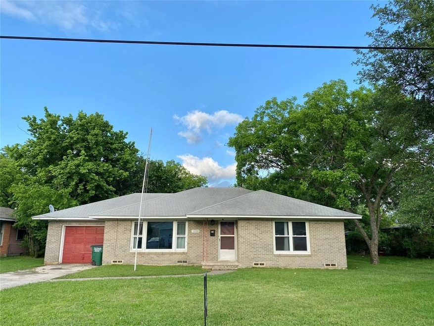 1104 Magnolia St, Gainesville, TX 76240 - photo 1