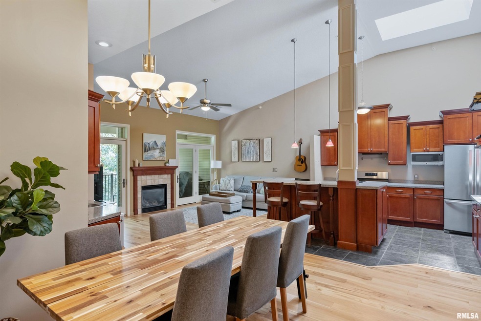 1871 Stone Gate Cir unit 11, Davenport, IA 52807 - photo 1