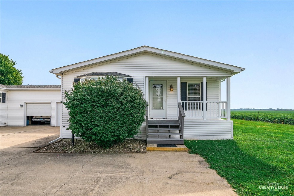 879 Meadowlark Cir unit B, Sandwich, IL 60548 - photo 1