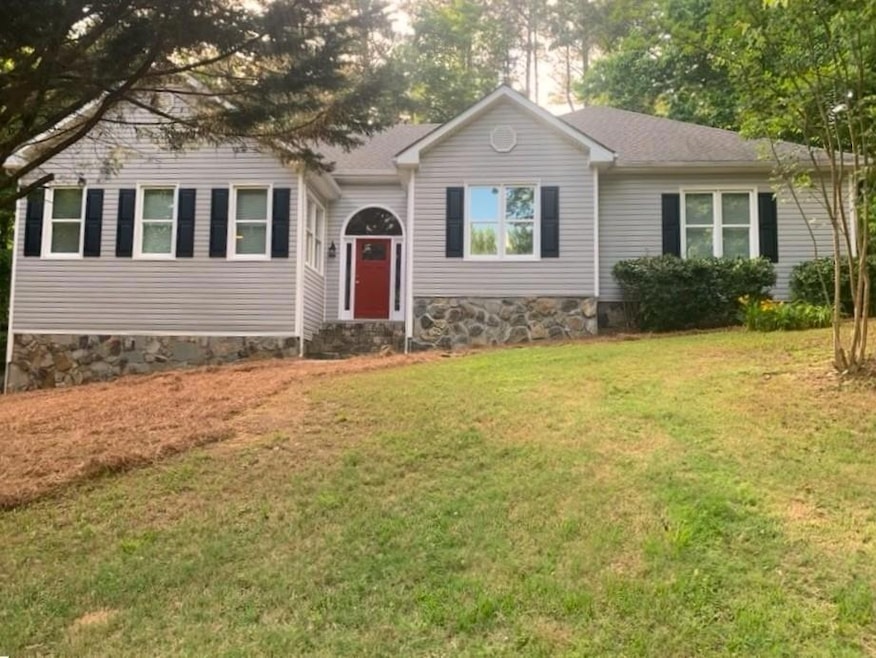 View of front of property featuring a front yard