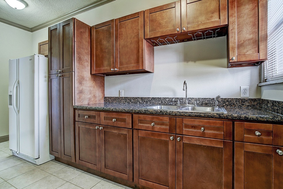 2323 Park St unit 1, Houston, TX 77019 - photo 1