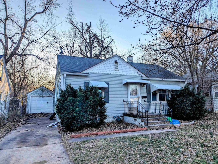 914 SW Randolph Ave, Topeka, KS 66606 - photo 1
