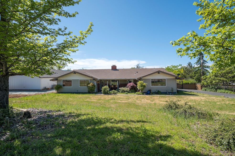 183 NE Scenic Dr, Grants Pass, OR 97526 - photo 1