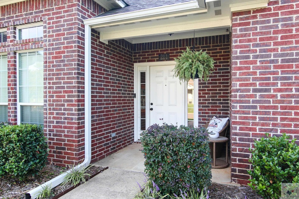 211 Pebble Creek Cir, Texarkana, TX 75501 - photo 1