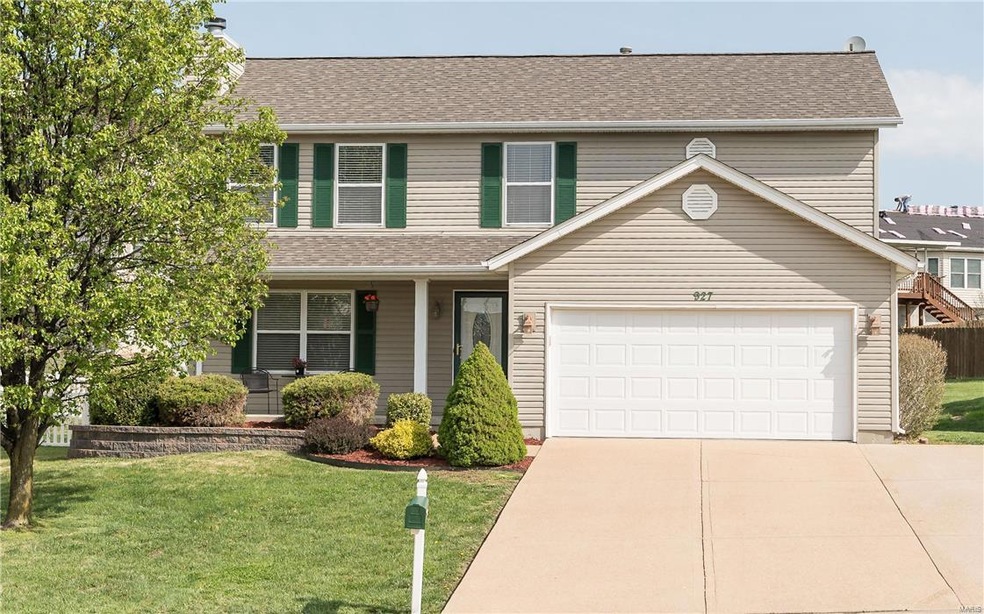 Great curb appeal on this 3 bedroom 2 story home.