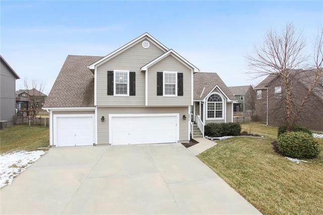 WELCOME HOME to 2511 SW Current Lane in the beauti