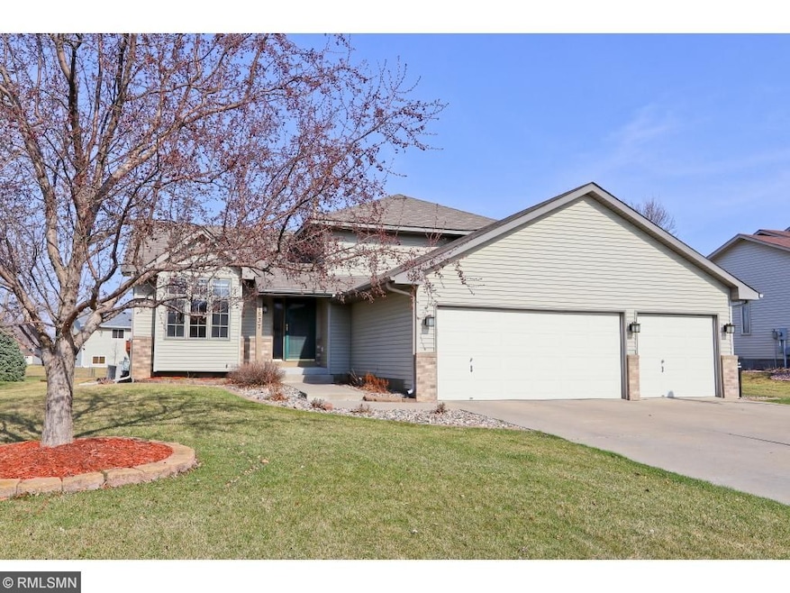 Welcome to 1537 Homestead Street, Shakopee.  This 