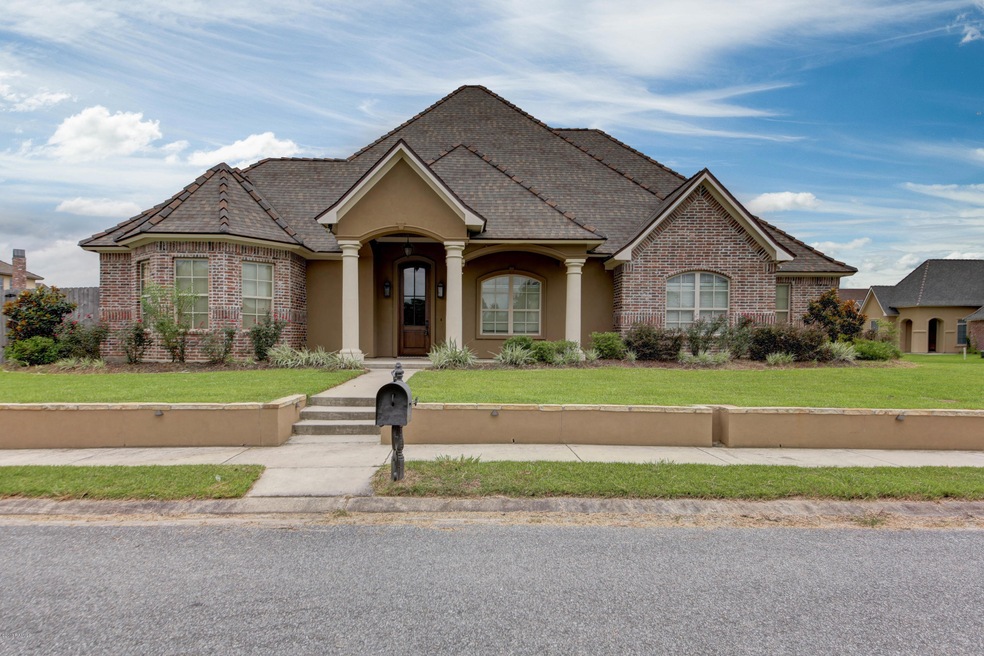 203 Dunvegan Court_