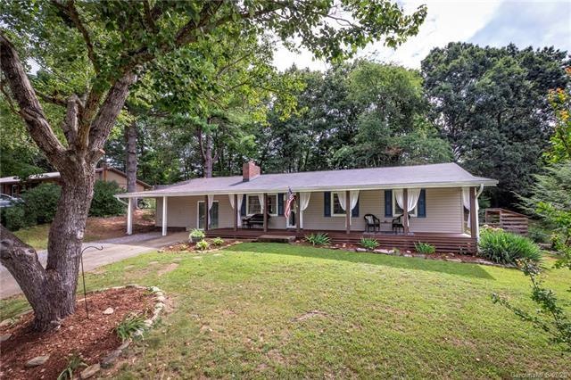 Welcome to 35 Evelake Dr in Camelot!