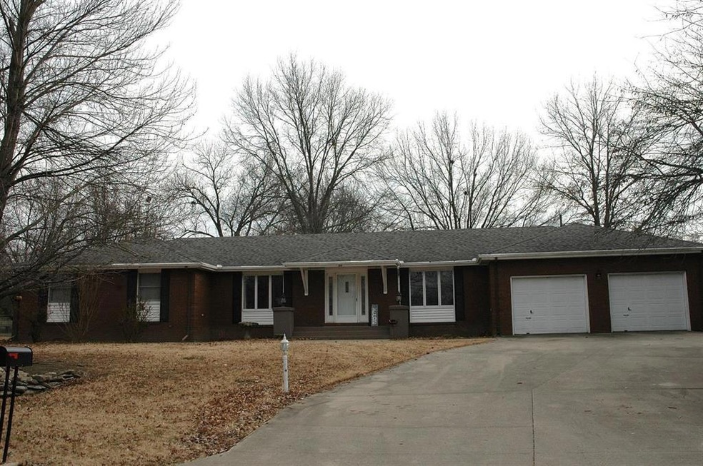 318 Village Dr, Parsons, KS 67357 - photo 1