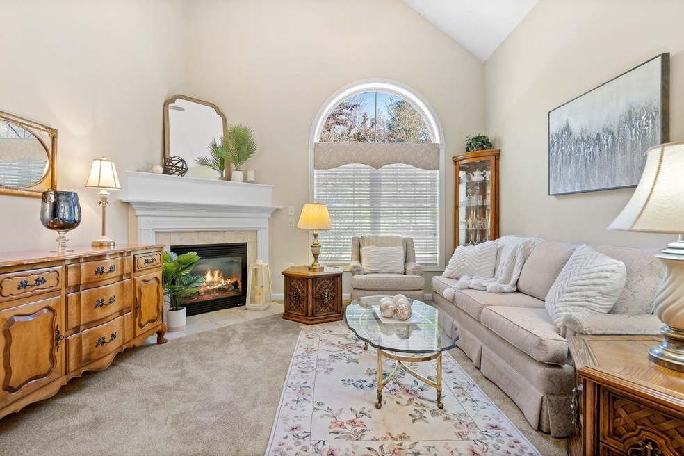 4 Echo Shore Dr, MerriMacK, NH 03054 - photo 1