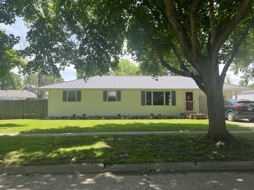 205 E Ensey St, Tuscola, IL 61953 - photo 1